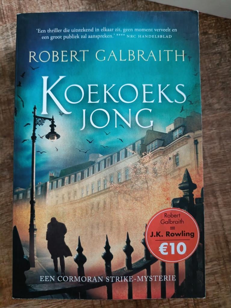 Boek: Koekoeksjong. Robert Galbraith, Boeken, Ophalen of Verzenden, Gelezen