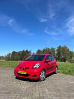 Toyota Aygo 1.0 12V Vvt-i 5DRS 2009 Rood, Auto's, Voorwielaandrijving, Stof, 4 stoelen, 68 pk