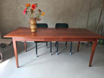 Mooie houten Eetkamertafel beschikbaar voor biedingen