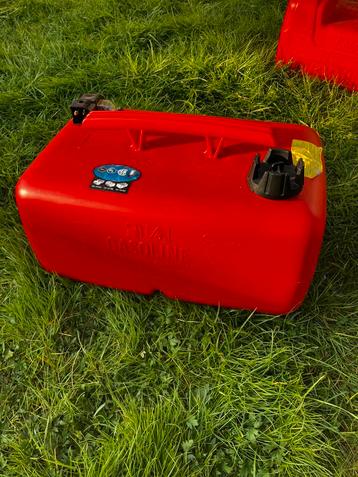 Diverse benzine tanks , 5pk buitenboordmotor, boot  beschikbaar voor biedingen