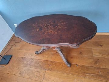 Notenhouten Salontafel met Bloemenmotief beschikbaar voor biedingen