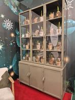 VITRINEKAST OLIJFGROEN 6 DEURS 142 CMMETAAL  EXTRA ACTIE, Huis en Inrichting, Kasten | Vitrinekasten, 200 cm of meer, Nieuw, Glas