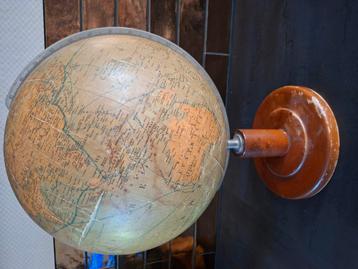 Vintage wereldbol  beschikbaar voor biedingen