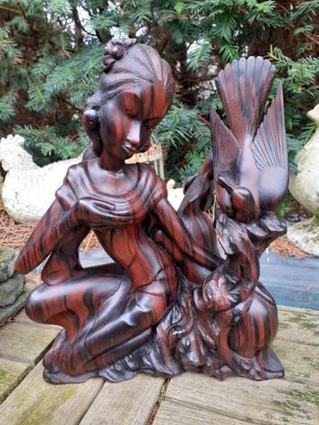 Bali Beeld gesneden uit Palissanderhout "Dame, Vogel, Hert" beschikbaar voor biedingen