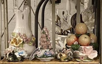 Brocante vaasje & kandelaartjes met bloemornamentjes beschikbaar voor biedingen