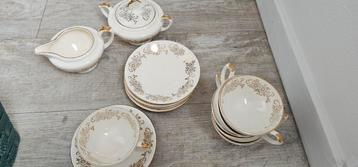 Vintage Servies met Gouden Details beschikbaar voor biedingen