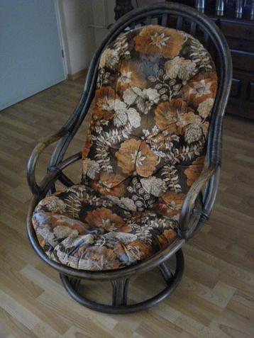 Vintage Rotan Manou Draaistoel beschikbaar voor biedingen