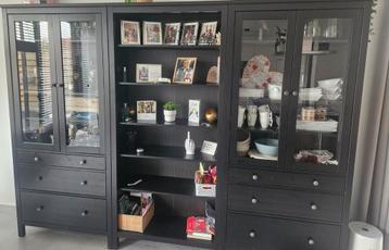 Grote zwarte boekenkast/vitrinekast beschikbaar voor biedingen