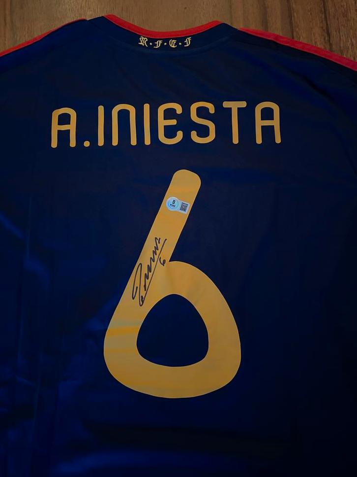 Gesigneerd WK 2010 finale shirt Iniesta, Verzamelen, Sportartikelen en Voetbal, Nieuw, Shirt, Buitenlandse clubs, Ophalen of Verzenden