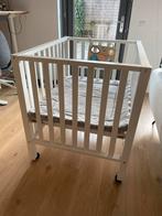 Witte box op wieltjes met grijs kleed, Kinderen en Baby's, Boxen, Ophalen, Zo goed als nieuw, Vierkant, Boxkleed