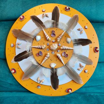 Mandala met veren en schelpen beschikbaar voor biedingen