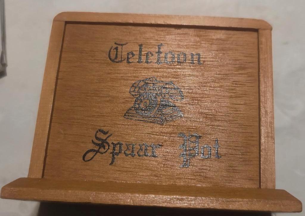 126 Oud telefoon spaarpotje - niet stiekem bellen, Ophalen of Verzenden, Gebruikt, Hout, Overige thema's