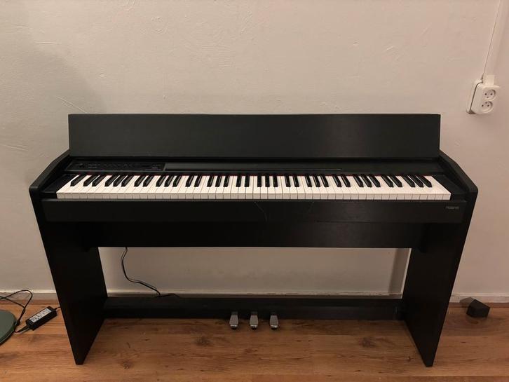 Roland F110, Muziek en Instrumenten, Piano's, Gebruikt, Piano, Zwart, Digitaal, Ophalen
