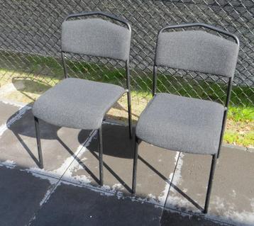 2x bijzet stoelen met stoffen bekleding en stalen frame beschikbaar voor biedingen