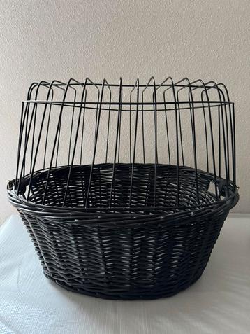 Fietsmand zwart ook geschikt voor hondjes. beschikbaar voor biedingen