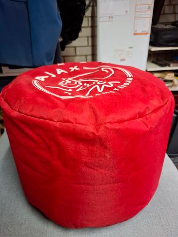 Rode Ajax Zitzak (poef ,voetenbank) beschikbaar voor biedingen