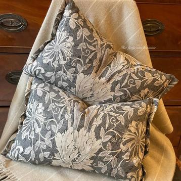 Engelse SET kussens William Morris Honeysuckle & Tulip beschikbaar voor biedingen