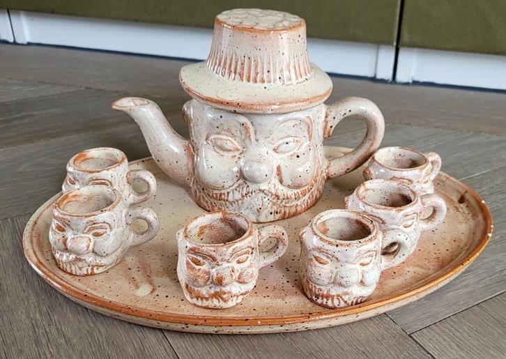 Keramische schenkkan op dienblad + 6 kabouter kopjes – ZGAN, Huis en Inrichting, Keuken | Servies, Gebruikt, Kop(pen) en/of Schotel(s)