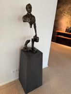 Bronzen beeld The Traveller, Ophalen