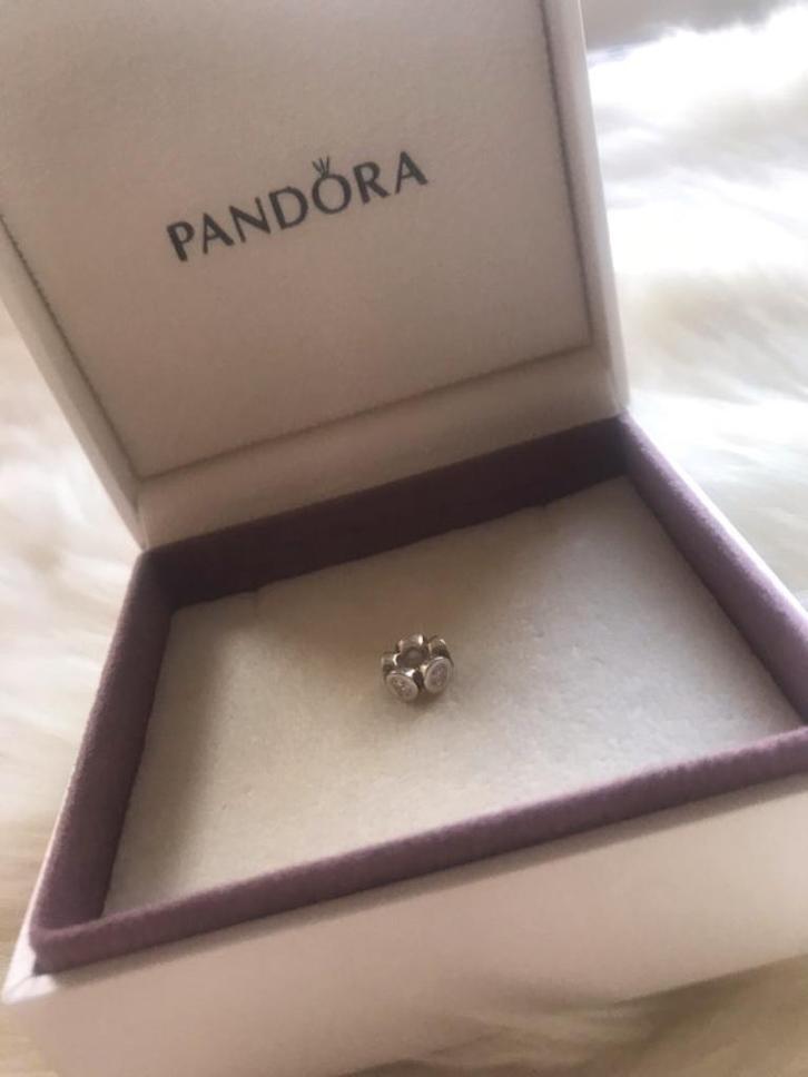 Zilveren Pandora bedel met steentjes, Sieraden, Tassen en Uiterlijk, Bedels, Zo goed als nieuw, Pandora, Zilver, 1 bedel, Met strass