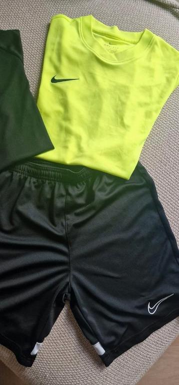 Sportkleding, trainingskleding Nike, 2x shirt 1x broek totaa beschikbaar voor biedingen