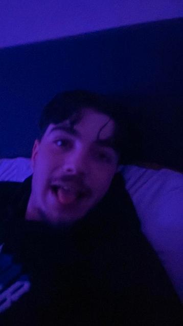 Dennis 14 jaar oud mag weg voor 100 euro beschikbaar voor biedingen