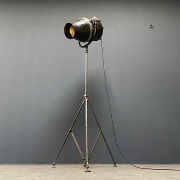 Grote Amerikaanse Klieglight theaterspot op statief oud lamp beschikbaar voor biedingen