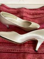MEADOWS (Trouw)schoenen. Satijn roomwit. Mooie hak. Mt 5,5, Ophalen of Verzenden, Zo goed als nieuw, Wit