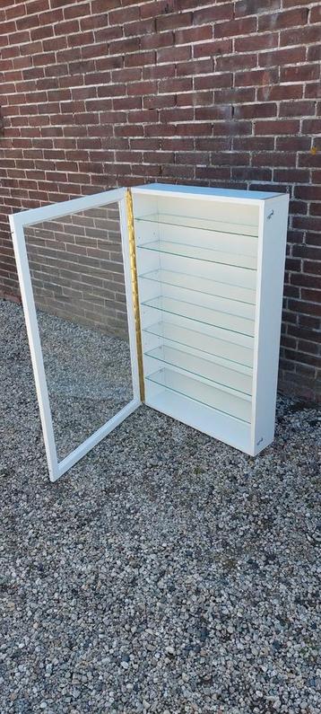 Vitrine kast  70 cm breed. 100 cm hoog. 17 cm diep beschikbaar voor biedingen