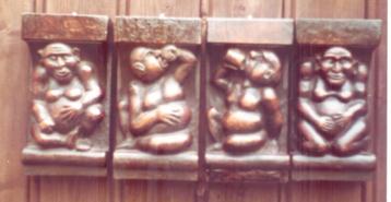 houten beeldjes (corbels?) beschikbaar voor biedingen