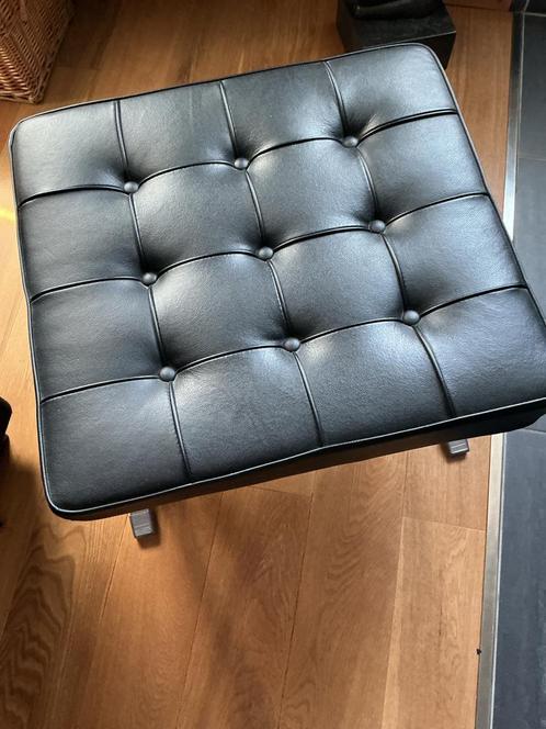 Barcelona Chair. Replica Zwarte Leren Hocker, Huis en Inrichting, Banken | Voetenbanken en Poefen, Zo goed als nieuw, 50 tot 75 cm
