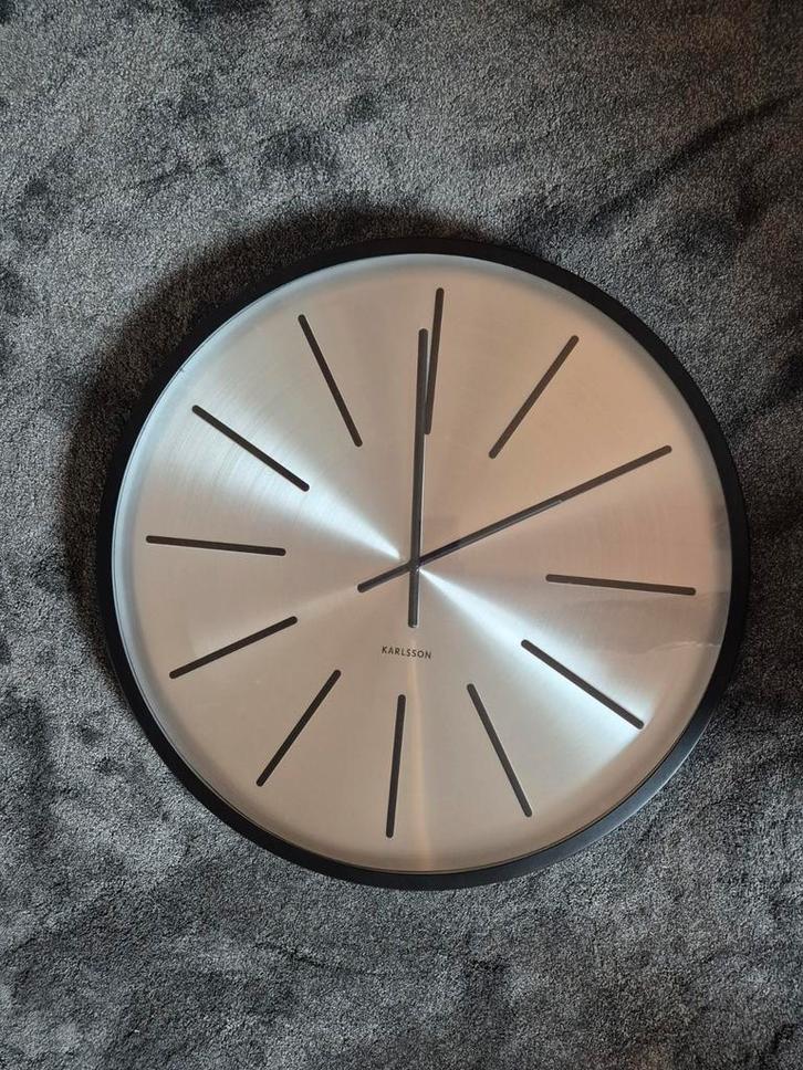Karlsson Wandklok - 60cm - Strak Design, Huis en Inrichting, Woonaccessoires | Klokken, Zo goed als nieuw, Wandklok, Analoog, Ophalen
