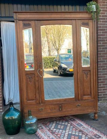 Mooie ruime antieke kledingkast beschikbaar voor biedingen