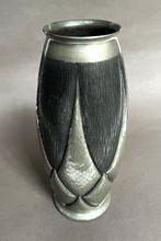 René Delavan Paris  Vase Dinanderie Art Déco en étain 1930, Antiek en Kunst, Antiek | Vazen, Ophalen of Verzenden