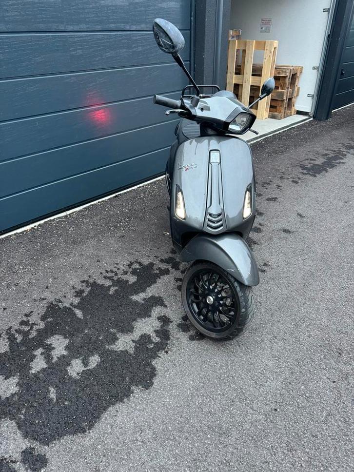 Vespa Sprint 2017 special paint Agaath Grijs, Fietsen en Brommers, Scooters | Vespa, Gebruikt, Vespa S, Benzine, Ophalen of Verzenden
