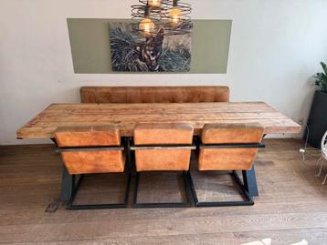 Industriële Eettafel met Stoelen en Bank beschikbaar voor biedingen