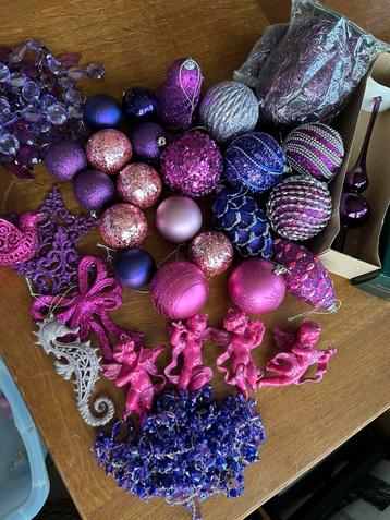 Kerstballen en ornemenren in paars en roze beschikbaar voor biedingen