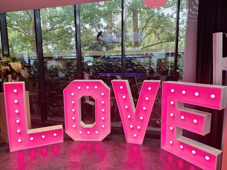 LOVE Letters met RGBW Lampen, Tuin en Terras, Buitenverlichting, Zo goed als nieuw, Overige typen, Hout, 50 tot 250 watt, Netvoeding