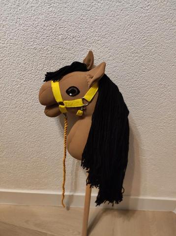 Stokpaard met Halster - Klaar voor Avontuur! beschikbaar voor biedingen