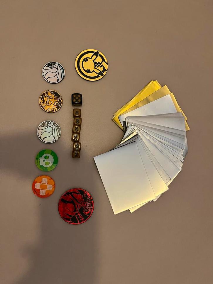 Pokémon Accessoires Set: Dobbelstenen, Munten & Sleeves, Hobby en Vrije tijd, Verzamelkaartspellen | Pokémon, Nieuw, Overige typen