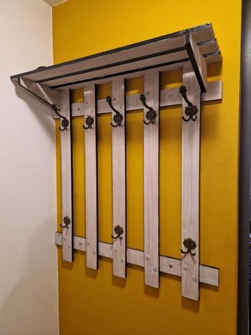 Houten wand kapstok met veel haken beschikbaar voor biedingen