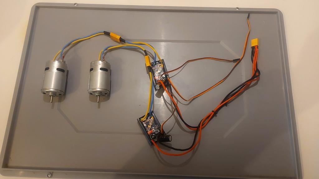 Carplounge Voerboot Motoren Set met Regelaars, Hobby en Vrije tijd, Modelbouw | Auto's en Voertuigen, Gebruikt, Overige typen