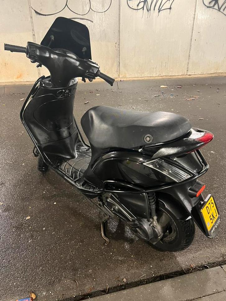piaggio zip 125 cc brom, Fietsen en Brommers, Snorfietsen en Snorscooters, Zo goed als nieuw, Piaggio, Benzine, Ophalen of Verzenden
