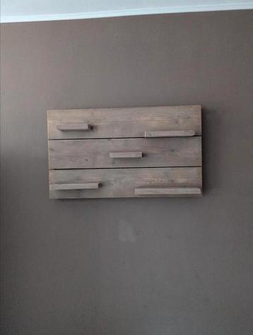 Wand plank voor spullentjes op te zetten  beschikbaar voor biedingen