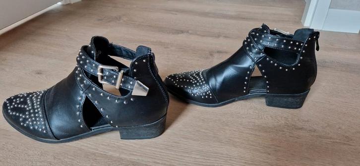 zwarte laarsjes met studs mt 40, Kleding | Dames, Schoenen, Zo goed als nieuw, Zwart, Ophalen of Verzenden