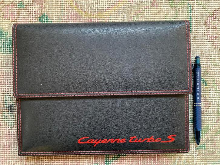 Nederlandse brochure Porsche Cayenne Turbo S 2012 in map, Boeken, Auto's | Folders en Tijdschriften, Nieuw, Porsche, Ophalen of Verzenden