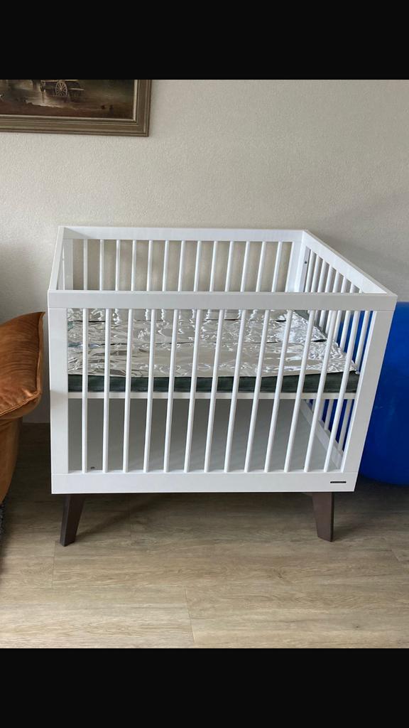 Kidsmill Sixties Box - Hoogglans walnoot & groen kleed, Kinderen en Baby's, Boxen, Gebruikt, In hoogte verstelbaar, Ophalen