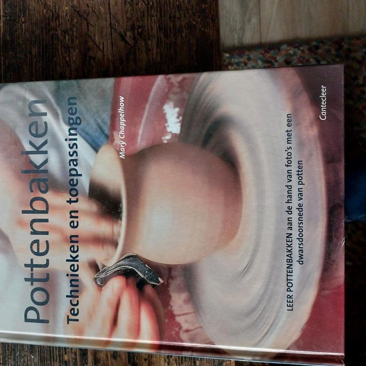 M. Chappelhow - Pottenbakken technieken en toepassingen, Hobby en Vrije tijd, Pottenbakken, Zo goed als nieuw, Ophalen of Verzenden