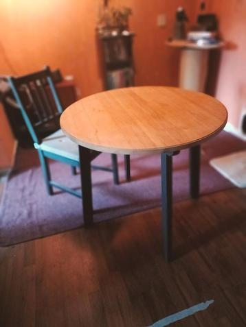 Eettafel met 2 stoelen - Goede staat!