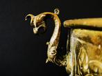 Dinant bloempot met griffioenen en mythologische figuren, Antiek en Kunst, Ophalen of Verzenden